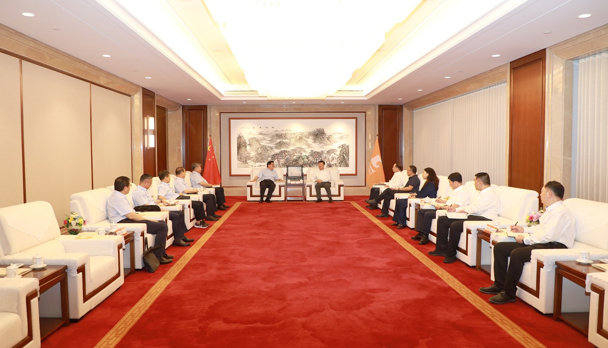 山東黃金集團(tuán)與華魯集團(tuán)舉行工作會(huì)談