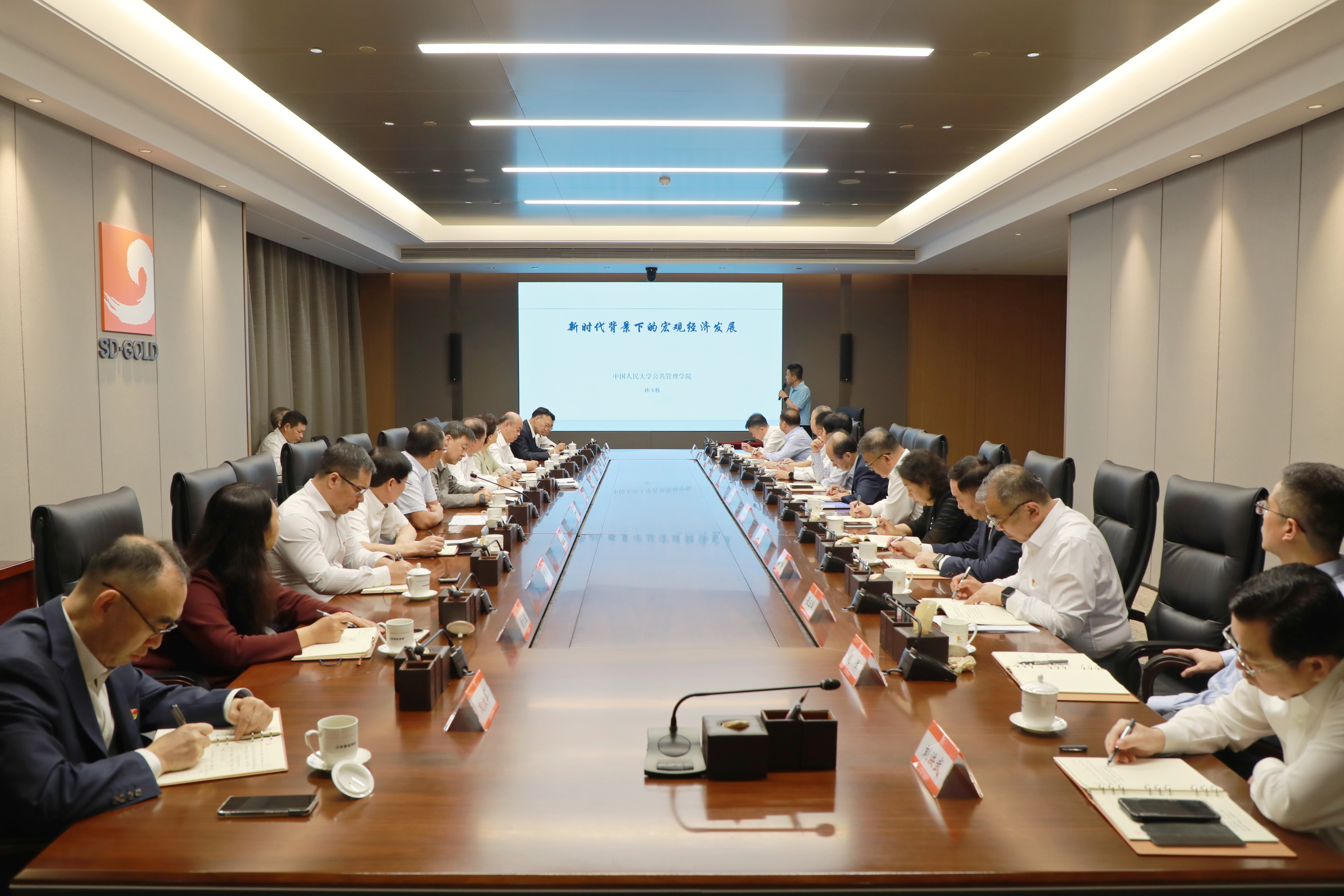 集團舉行黨委理論學(xué)習(xí)中心組（擴大）集體學(xué)習(xí)暨形勢任務(wù)教育專題會議